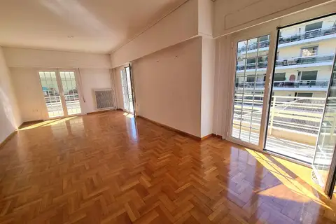 Bright 5th floor - floor apartment- 90 sqm close to the sea