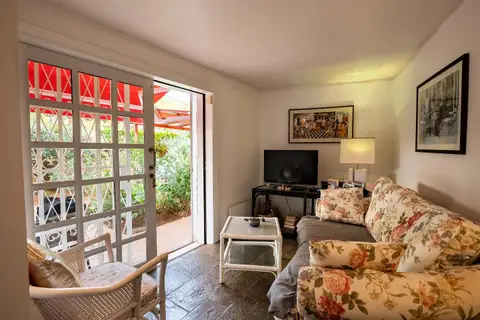 MAISONETTE OF UNIQUE ARCHITECTURE IN KAVOURI- VOULIAGMENI