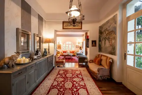DETACHED HOUSE OF 3 LEVELS AND GARDEN IN VOULA