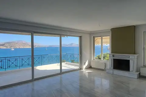 APARTMENT IN VARKIZA IN FRONT OF THE SEA