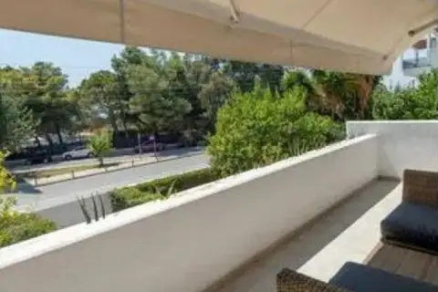 RENOVATED APARTMENT IN KAVOURI