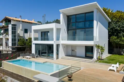 ΜΟΝΟΚΑΤΟΙΚΙΑ ΜΕ ΚΗΠΟ ΚΑΙ ΠΙΣΙΝΑ ΣΤΟ ΛΑΓΟΝΗΣΙ
