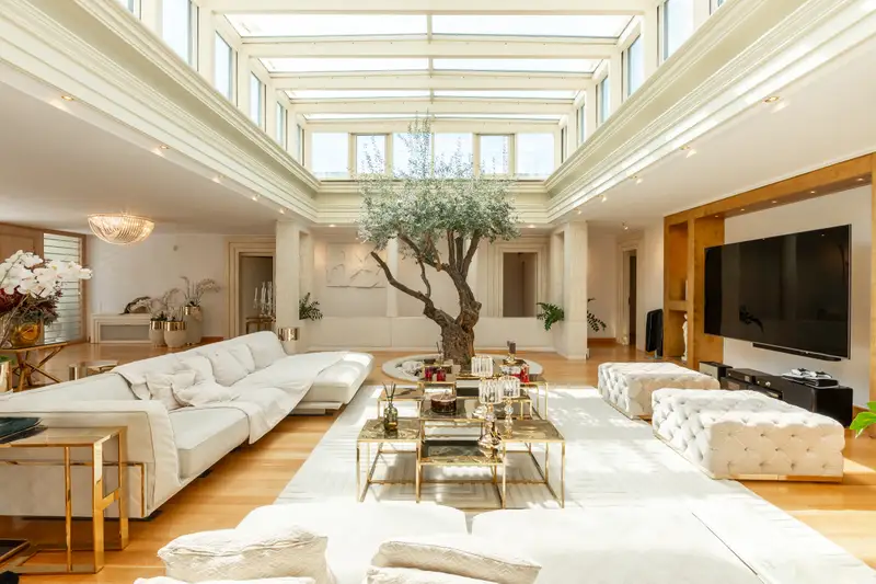 LUXURIOUS DETACHED HOUSE WITH GARDEN AND POOL IN GLYFADA