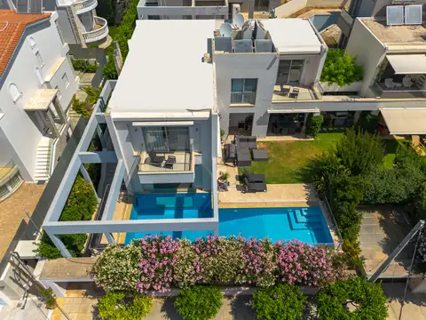 DETACHED HOUSE IN VARKIZA WITH GARDEN AND POOL
