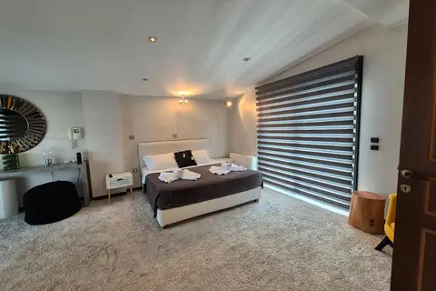 LUXURIOUS MAISONETTE IN GLYFADA